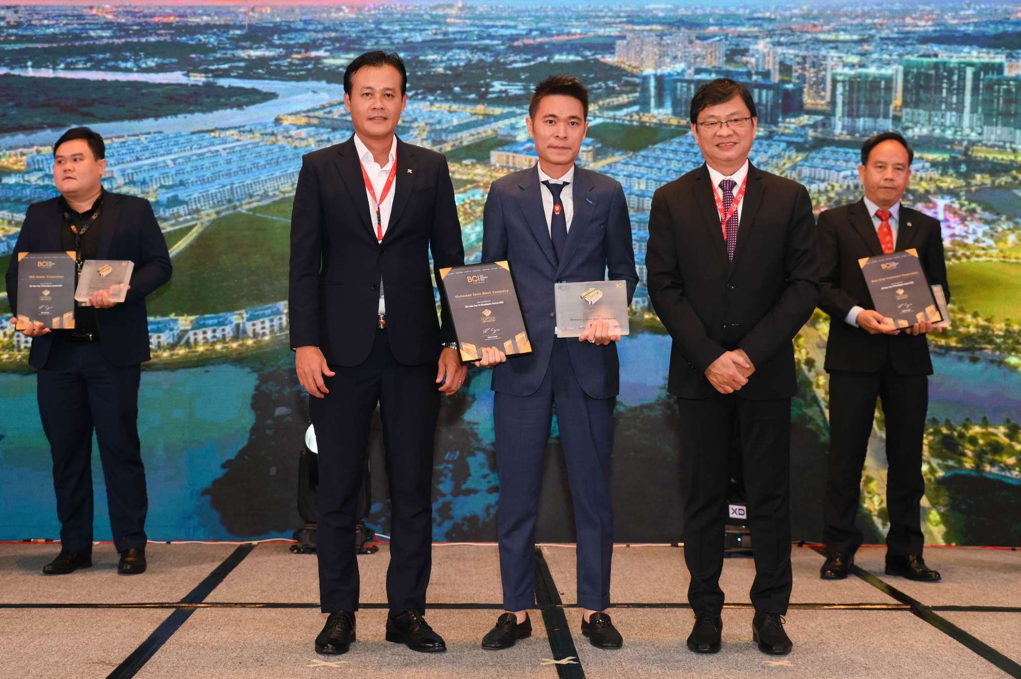 Đại diện Vinhomes nhận bằng chứng nhận tại lễ trao giải BCI Asia Awards 2023 - Ảnh: Vinhomes