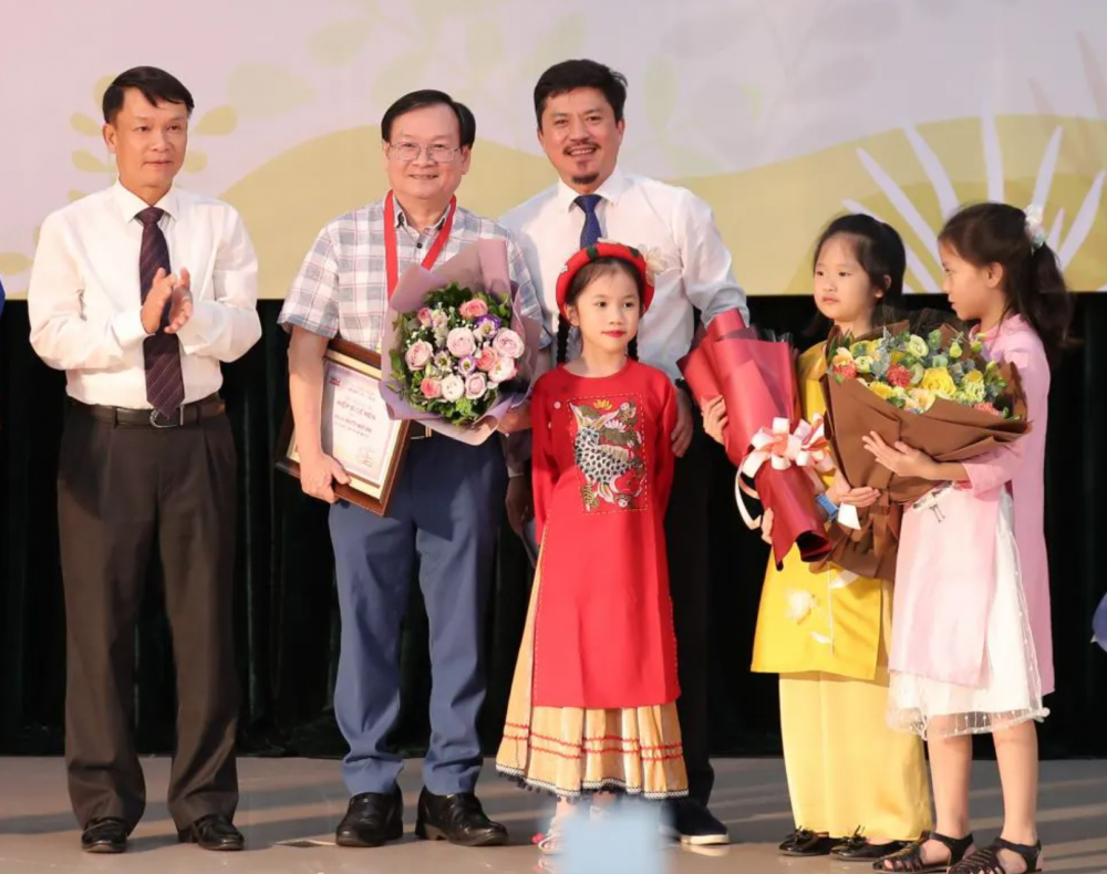 Nhà văn Nguyễn Nhật Ánh nhận giải thưởng lớn Hiệp sĩ Dế Mèn