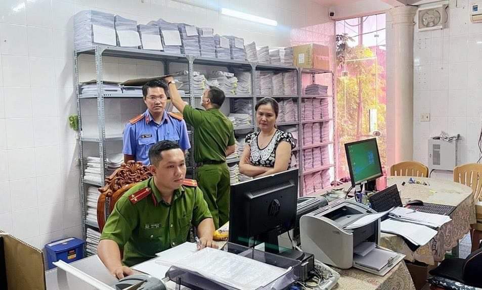 Công an khám xét phòng khám L.B.T (phường Long Bình Tân, TP Biên Hoà). Ảnh: Công an cung cấp