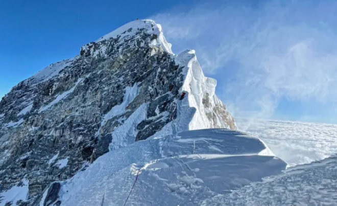 Những người leo núi leo lên mặt phía nam của Everest đến Bậc thang Hillary gần đỉnh. Ảnh: Lakpa Sherpa/AFP/Getty Images