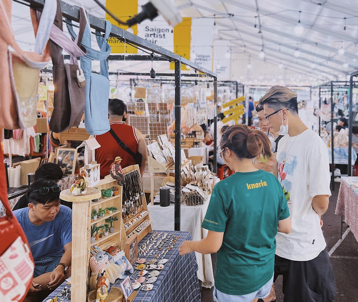  Saigon Artist Fair là phiên chợ bày bán những mặt hàng được thiết kế bởi các nghệ sĩ trong nước. Từ quần áo đến phụ kiện và còn cả ti tỉ thứ khác với những hình vẽ ấn tượng phối cùng gam màu bắt mắt. Đây nhất định là một trong những thiên đường dành cho những ai say mê hội họa, nghệ thuật và cái đẹp.