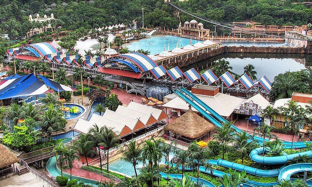 Sunway Lagoon là một công viên giải trí được yêu thích ở Malaysia. Trẻ em cũng như người lớn có thể tận hưởng những trò chơi mạo hiểm và ngắm nhìn các động vật hoang dã, động vật có vú, bò sát và chim hiếm gặp.