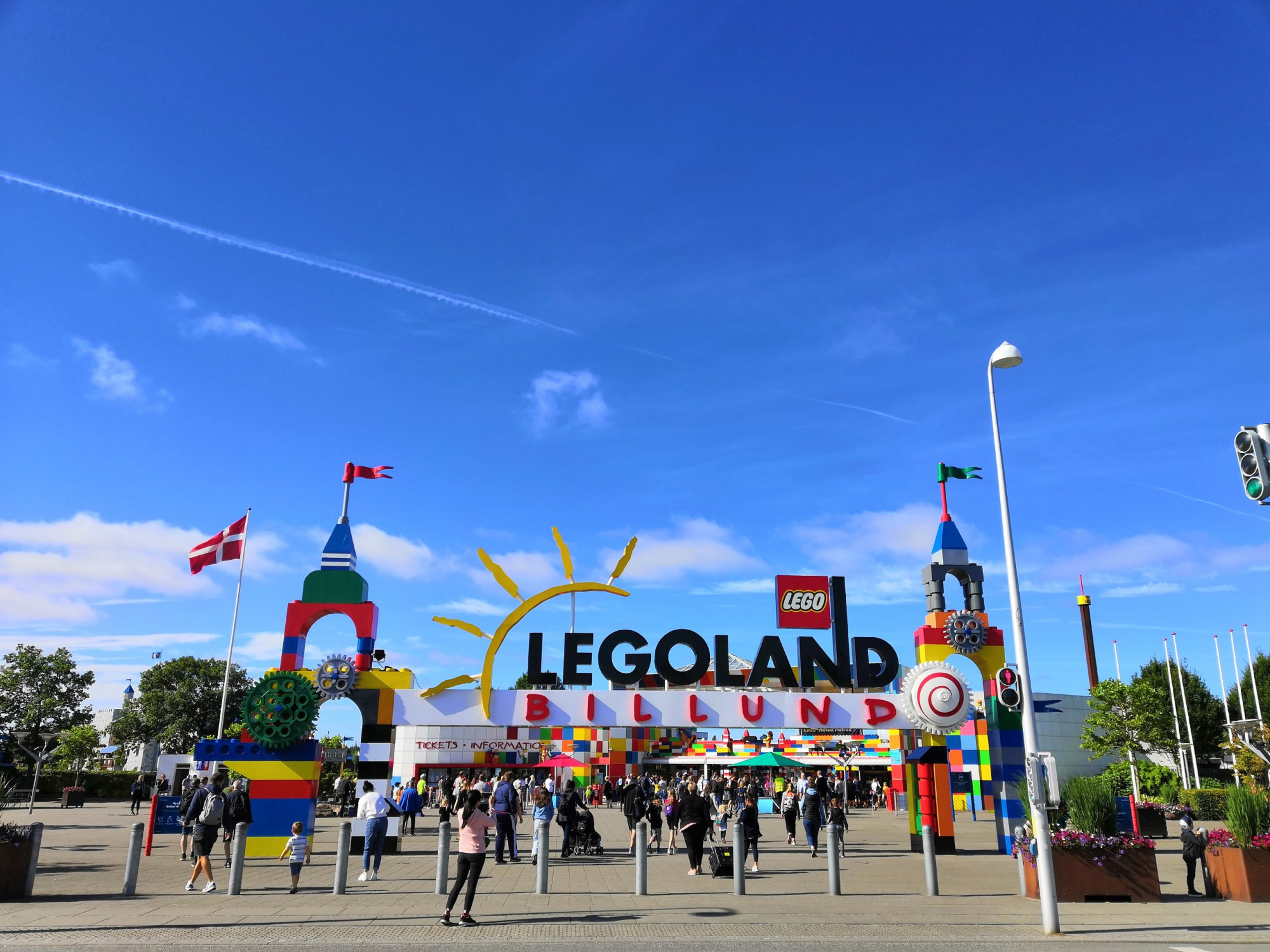 Công viên Legoland tuyệt vời nằm ở Billund, Đan Mạch được mệnh danh là một thiên đường dành cho trẻ em. Được xây dựng vào giữa những năm 1960, Legoland đến giờ vẫn còn lưu giữ được một số cảnh quan xưa. Đúng như tên gọi, công viên theo chủ đề Lego và được chia thành 9 khu vực bao gồm Duplo Land, Imagination Zone, Knight's Kingdom, Legoredo Town, Miniland, Amusement Land, Polar Land, Pirate Land và Ninjago World. 