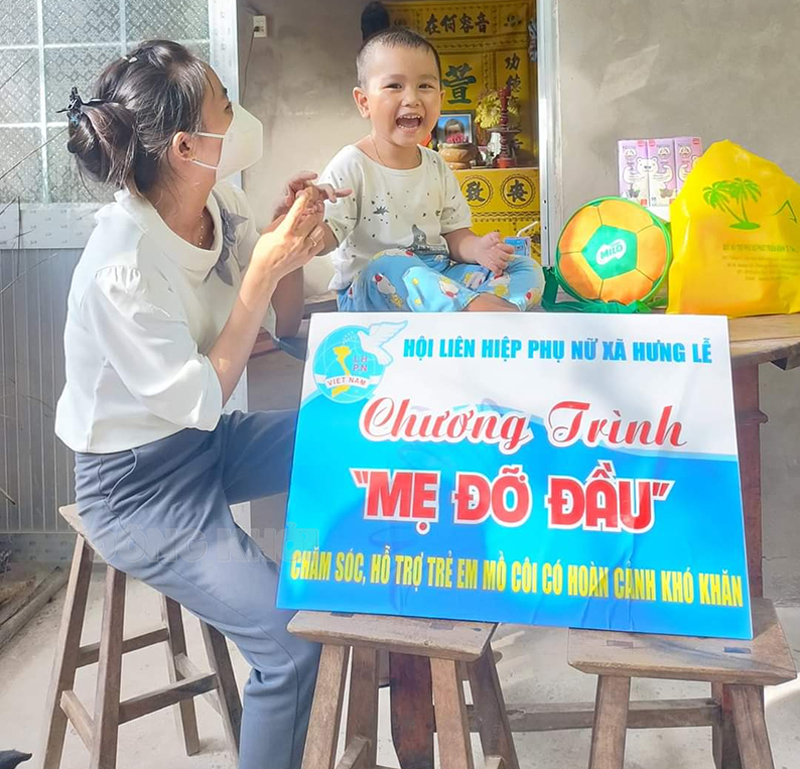 Hội LHPN xã Hưng Lễ (huyện Giồng Trôm) luôn quan tâm, chăm sóc trẻ mồ côi - Ảnh: Báo Đồng khởi