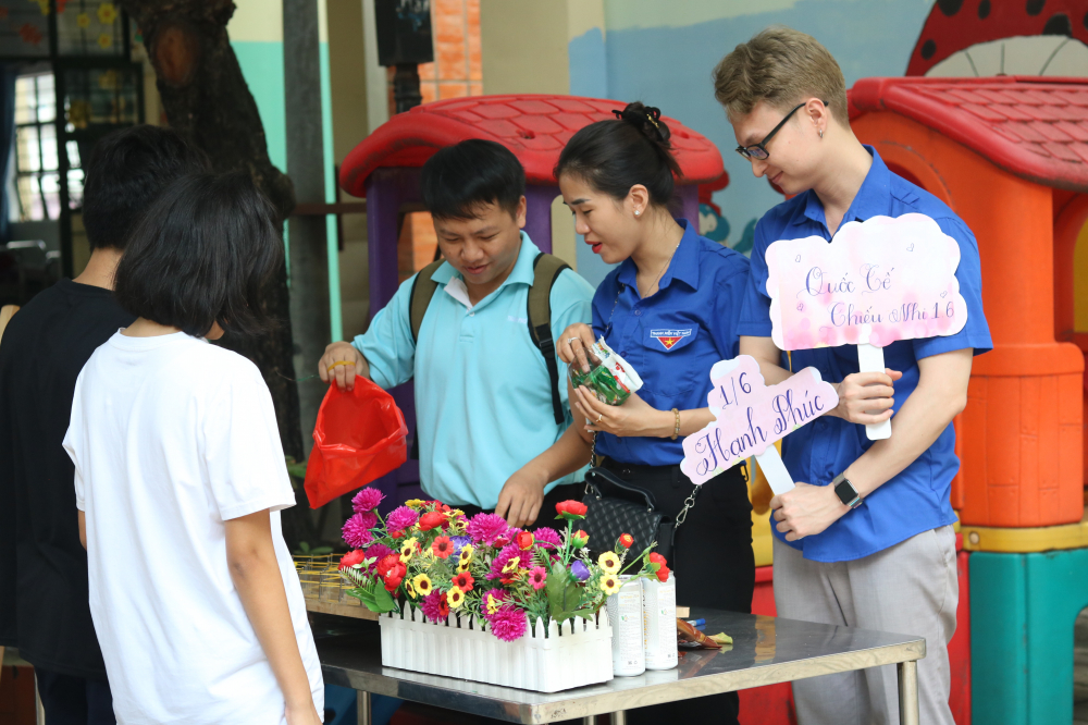 Các em thỏa thích vui chơi với sự hướng dẫn của các anh chị đoàn viên thanh niên, hội viên phụ nữ. 