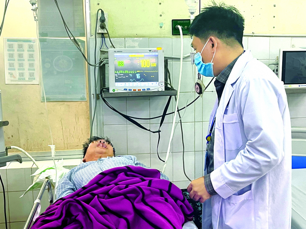 Bác sĩ Nguyễn Hiền Nhân đang khám cho một trường hợp hôn mê vì khối u não xuất huyết  - ẢNH: T.H 
