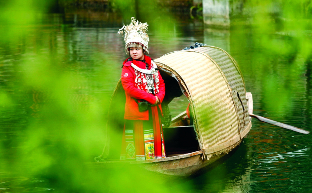 Trang phục truyền thống của người dân tộc Miêu ở Phượng Hoàng cổ trấn