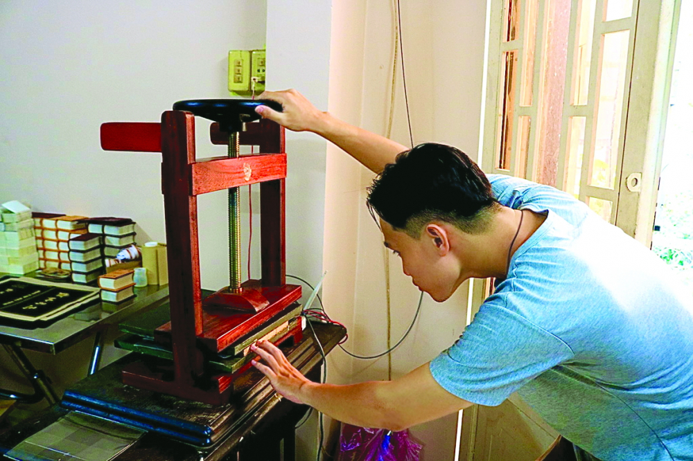Trịnh Hán Quang là người trẻ hiếm hoi chọn con đường theo đuổi nghề phục chế sách