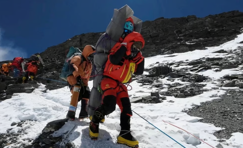 Ngima Tashi Sherpa cõng một nhà leo núi người Malaysia khỏi khu vực tử thần phía trên Trại 4 tại Everest vào ngày 18 tháng 5. Ảnh: Gelje Sherpa qua Reuters