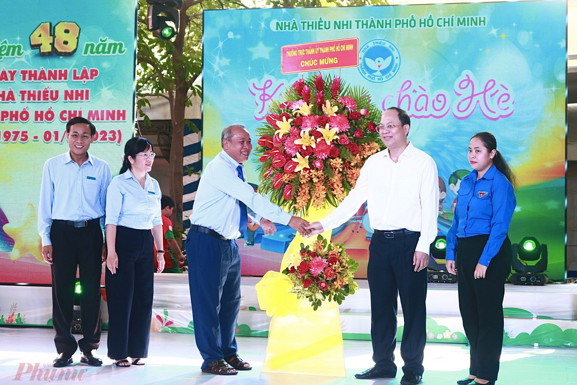 Phó bí thư Thành ủy TPHCM Nguyễn Hồ Hải bày lòng sự tri ân và tặng hoa chúc mừng đến cán bộ, công nhân viên đang công tác tại Nhà thiếu nhi TP.