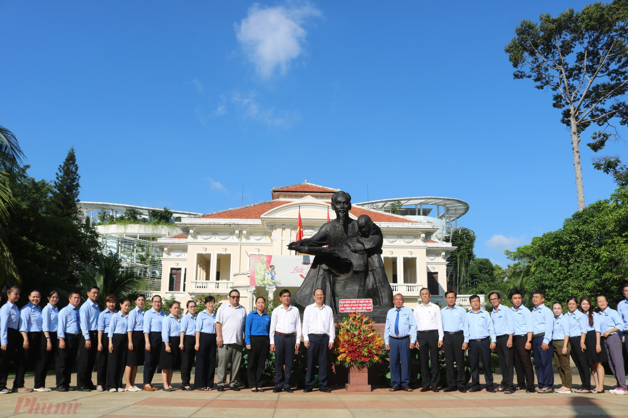 Phó Bí thư Thành ủy TP HCM Nguyễn Hồ Hải cùng Đoàn đại biểu dâng hoa lên Chủ tịch Hồ Chí Minh. Ảnh: TÚ NGÂN