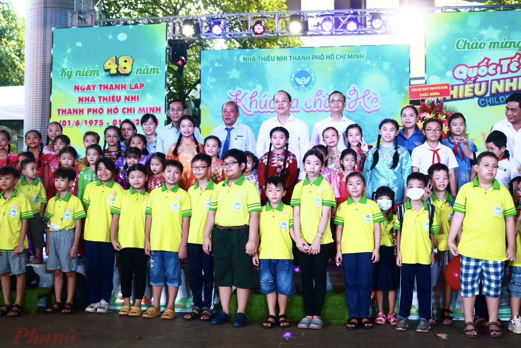 Phó Bí thư Thành ủy TP HCM Nguyễn Hồ Hải cùng Đoàn đại biểu chụp ảnh lưu niệm cùng các em thiếu nhi. Ảnh: TÚ NGÂN