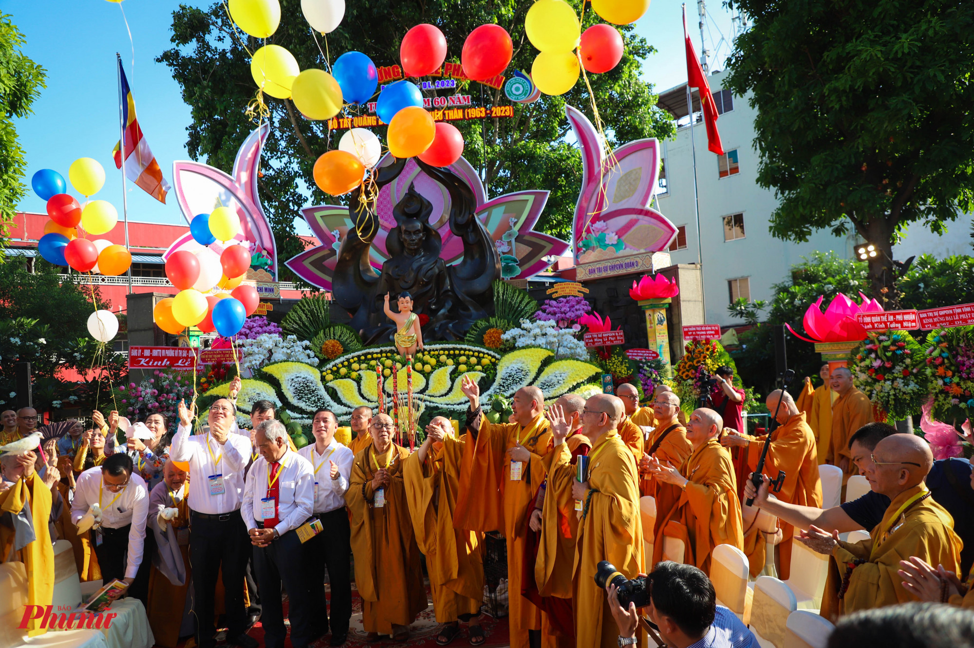 Thả chim bồ câu, bong bóng cậu nguyện hòa bình mừng Đại lễ