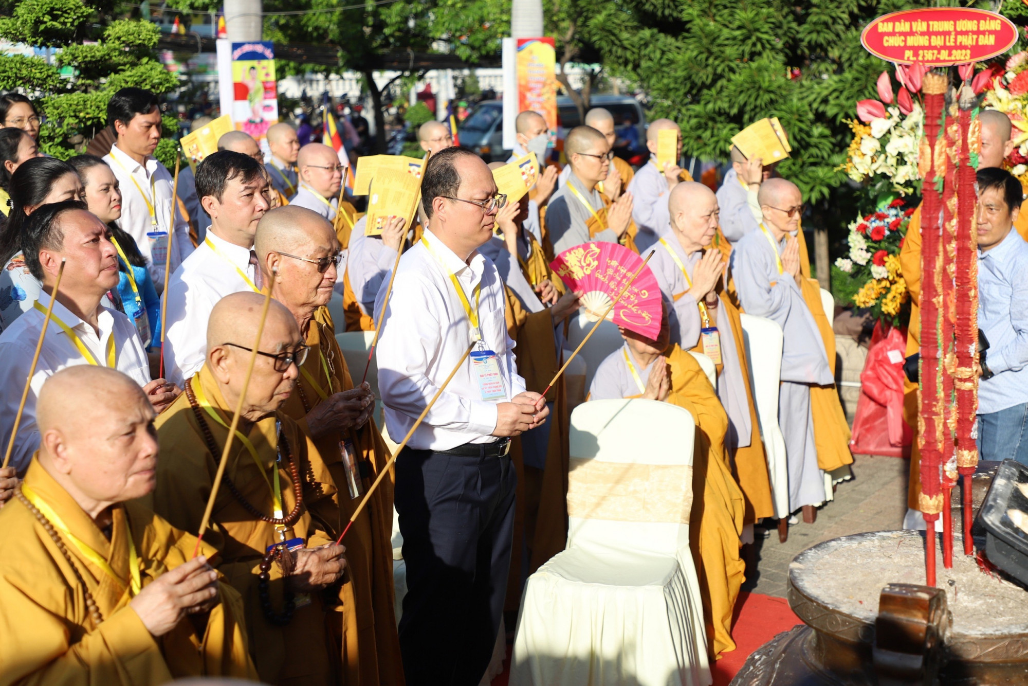 Ông Nguyễn Hồ Hải - Phó bí thư Thành ủy TPHCM - và các chư tôn túc hòa thượng, thượng tọa, ni trưởng, ni sư và đại đức tăng ni dâng hương lễ Phật