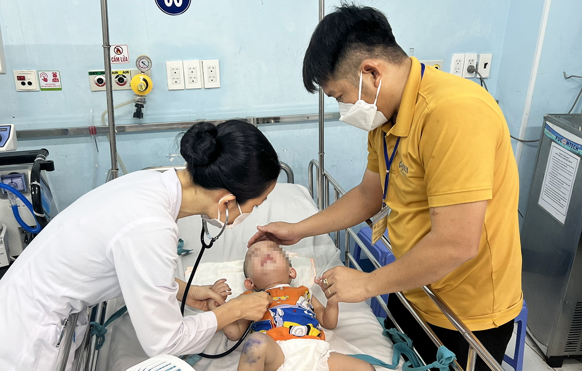 Bác sĩ Trần Ngọc Hạnh Đan thăm khám bệnh nhi mắc tay chân miệng tại Khoa Nhiễm - Thần kinh Bệnh viện Nhi Đồng 1 (TPHCM)  - ẢNH: PHẠM AN