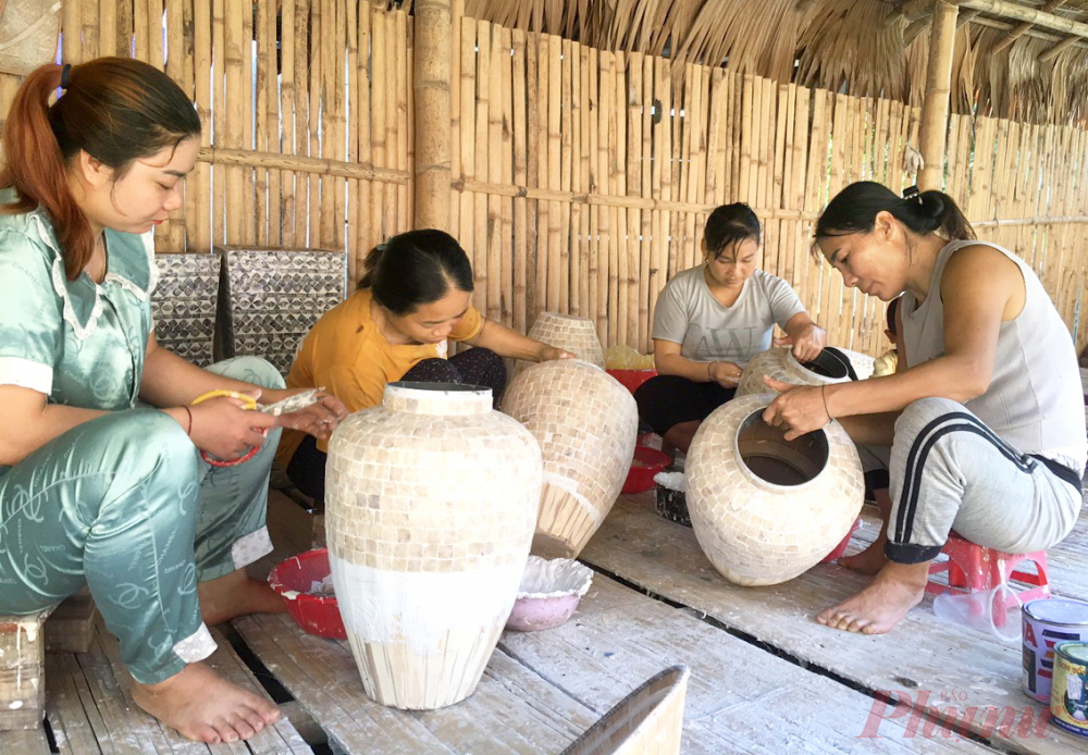 Dù mới thành lập nhưng Tổ hợp tác đồ thủ công mỹ nghệ xã Châu Khê cũng đã thu hút được nhiều khách hàng