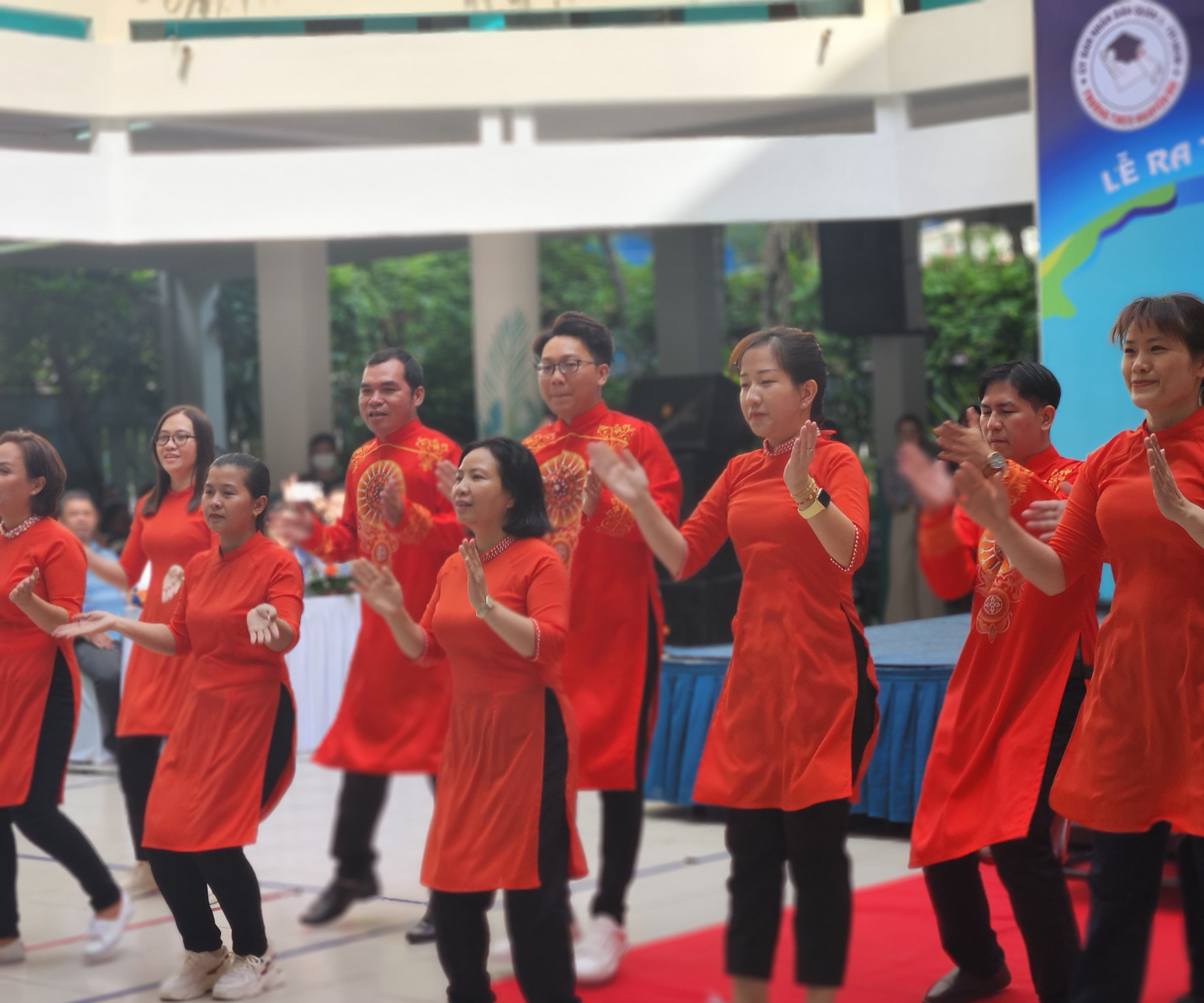 Thầy cô Trường THCS Nguyễn Du thực hiện tiết mục nhảy dân vũ- món quà dành cho học sinh khối 9 trong lễ ra trường