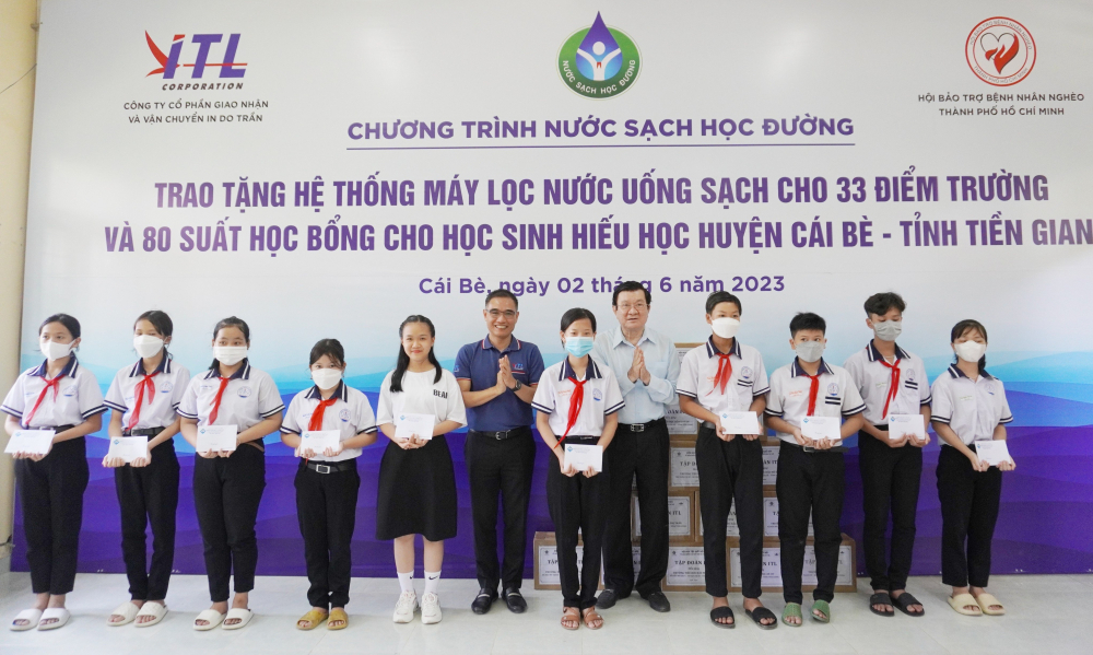 Trao học bổng cho học sinh nghèo hiếu học huyện Cái Bè, tỉnh Tiền Giang.