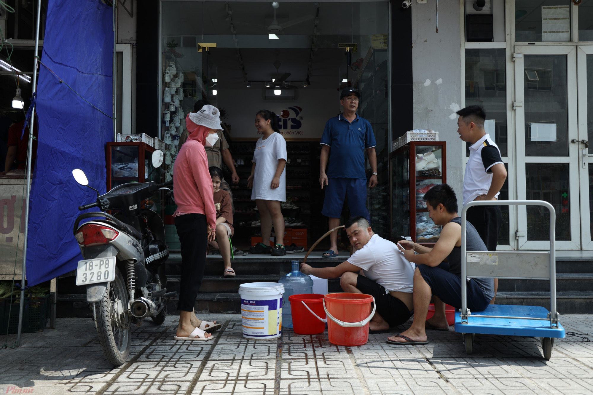 Ghi nhận của Phóng viên, sáng ngày  2/6, nhiều người dân  tại khu đô thị Thanh Hà bất chấp cái nóng gần 40 độ C để lấy nước  về nhà tích trữ sử dụng.