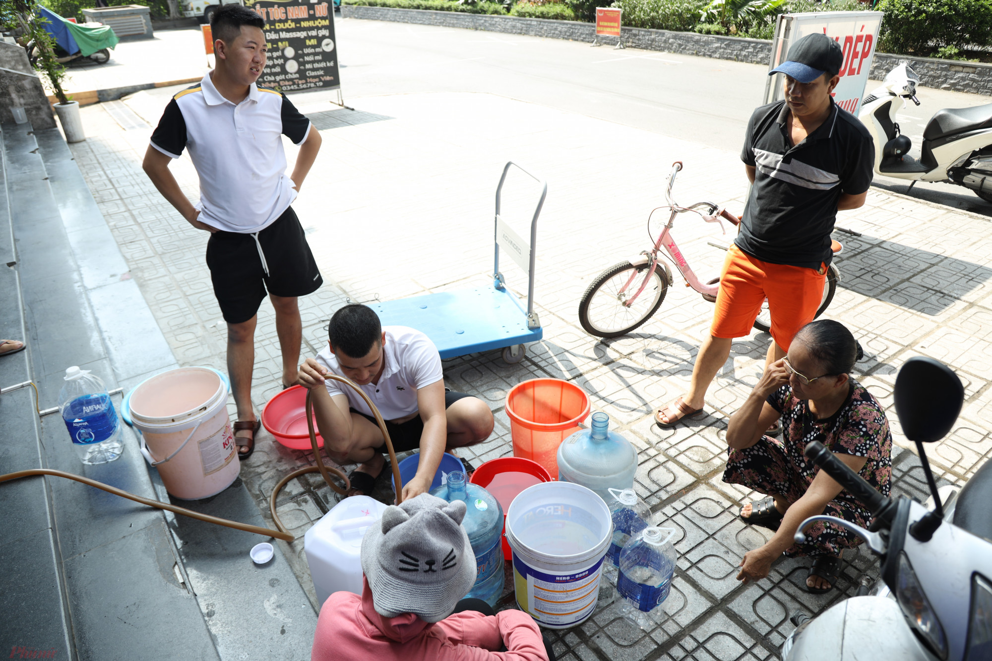 Nước sinh hoạt bất ngờ bị cắt tại khu đô thị Thanh Hà (Hà Nội) khiến cuộc sống của 750 hộ dân đảo lộn.