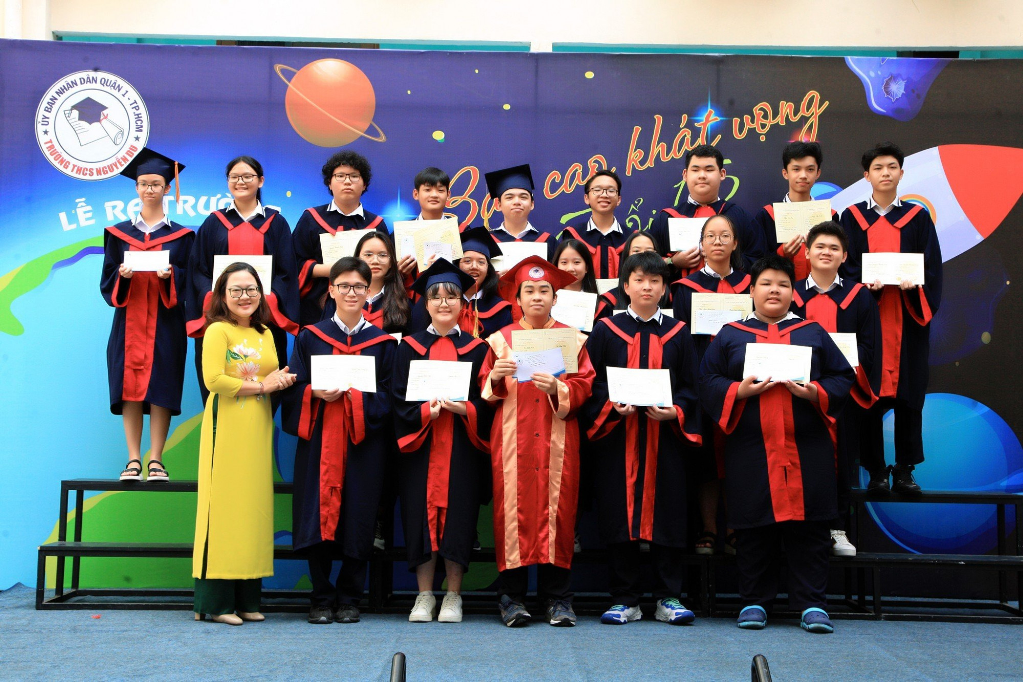 Cô Nguyễn Đoan Trang trao bằng tốt nghiệp THCS cho học sinh khối 9