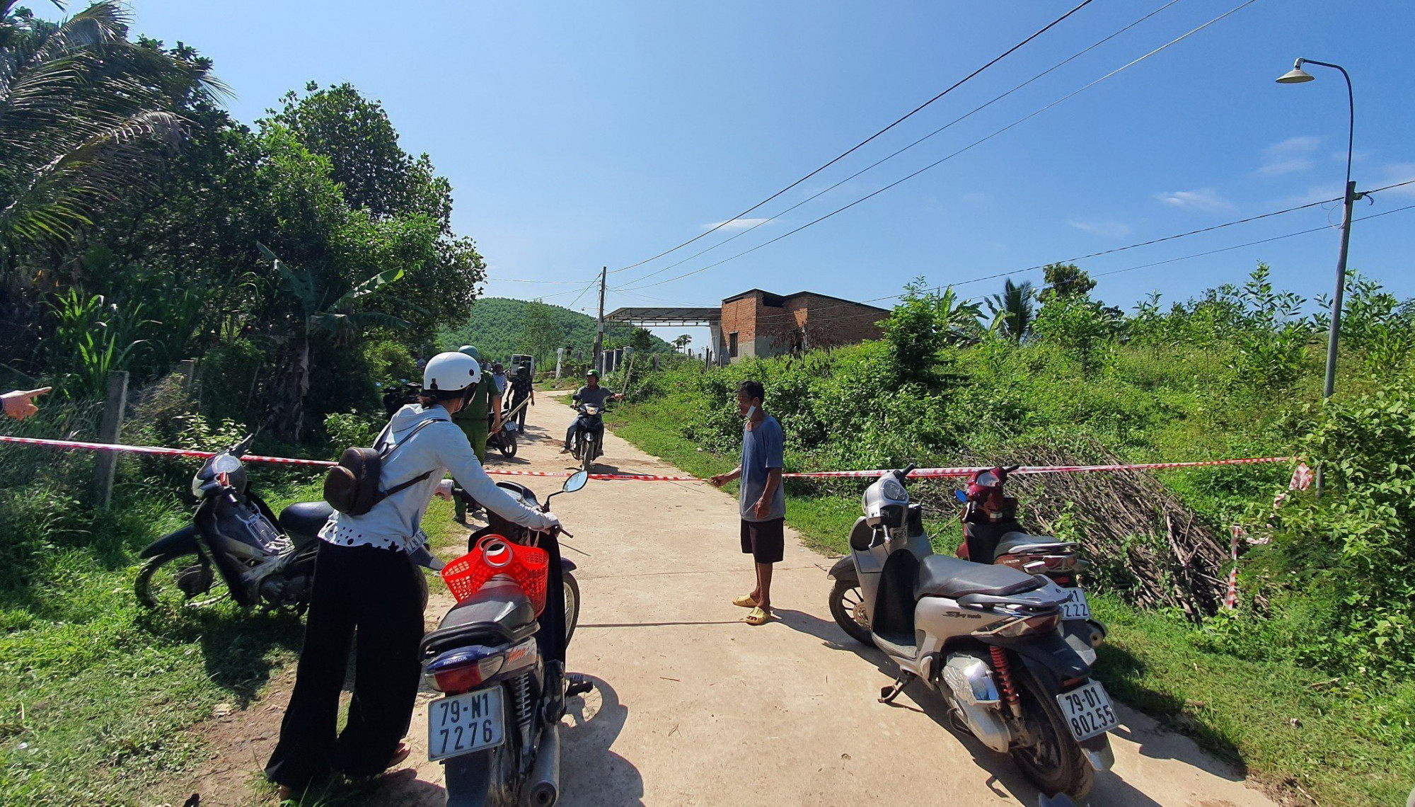 Hai lối vào căn nhà xảy ra án mạng được giăng dây phong tỏa