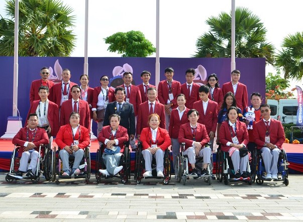 Đại diện của Đoàn thể thao người khuyết tật Việt Nam tham dự Lễ thượng cờ 