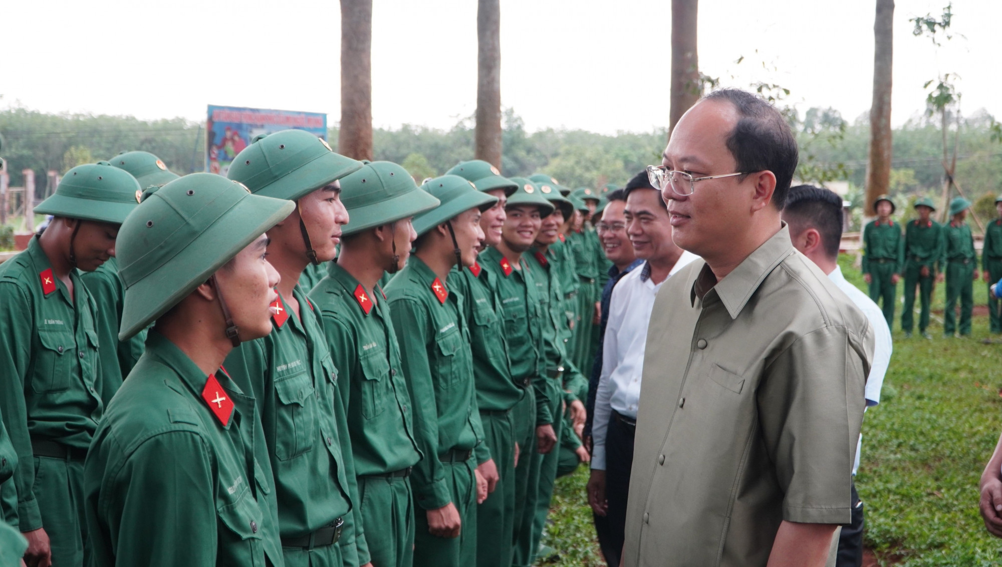 Phó bí thư Thành ủy TPHCM Nguyễn Hồ Hải thăm hỏi, động viên các chiến sĩ trẻ tại Sư đoàn 302