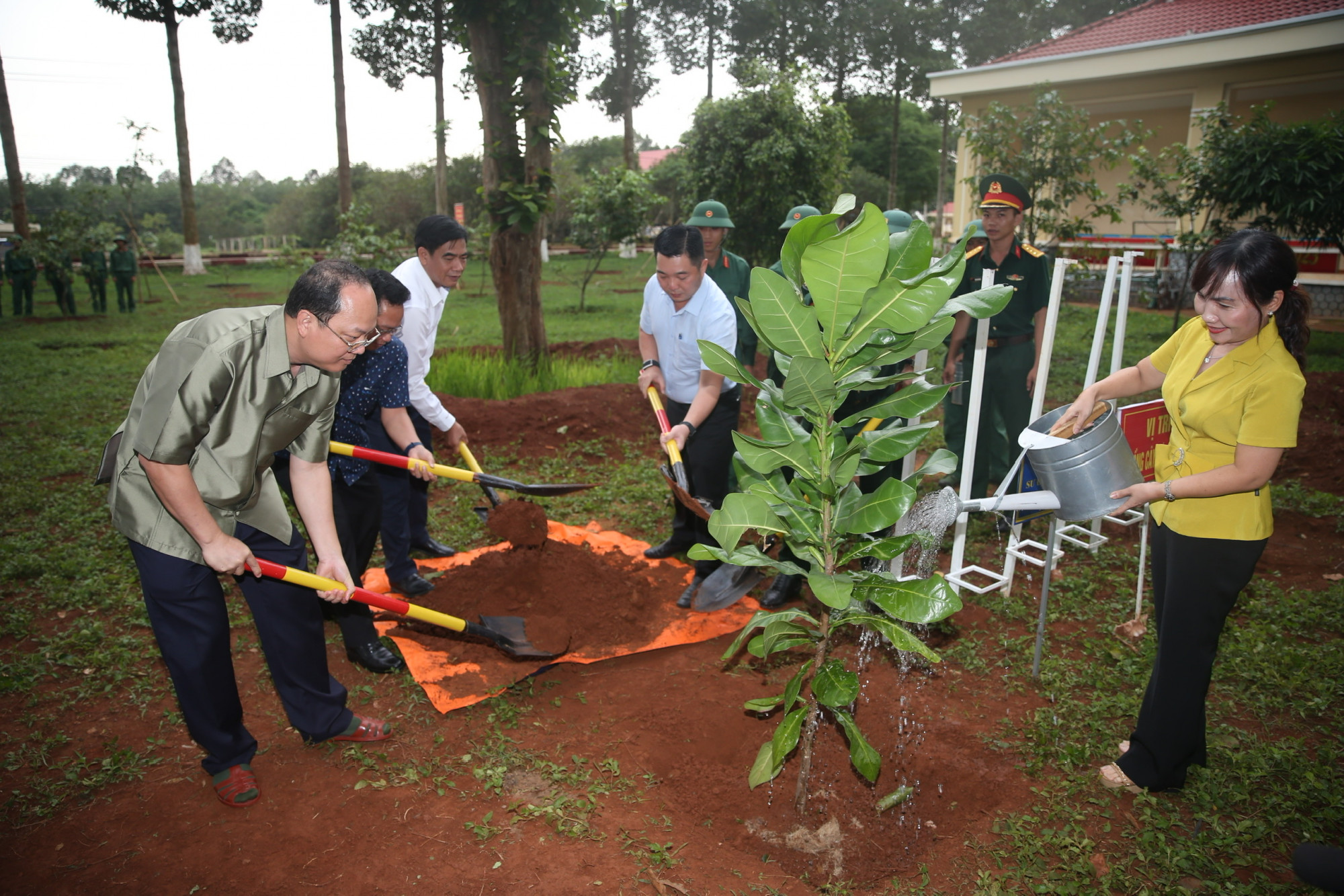 Phó bí thư Thành ủy TPHCM Nguyễn Hồ Hải (trái) tặng và trồng cây Bàng vuông cho Sư đoàn 302