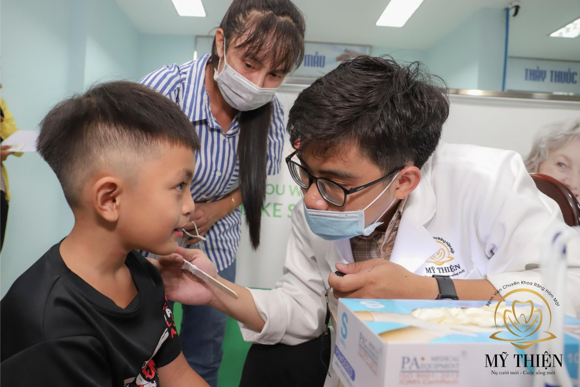 Các bác sĩ của Bệnh viện Chuyên khoa Răng hàm mặt Mỹ Thiện đang thăm khám cho trẻ dị tật khe hở môi - vòm miệng - Ảnh: Bệnh viện Mỹ Thiện