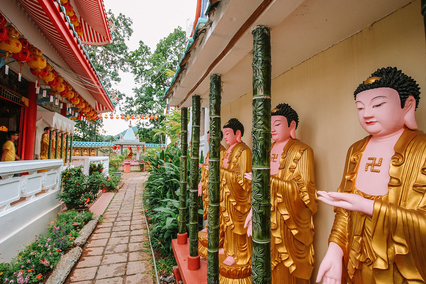 Công trình chính của chùa là một bảo tháp cao 30m mái kiểu Myanmar. Tháp là nơi trung bày và thờ tự hơn 1000 tượng và hình ảnh Phật, trong đó có bức tượng Quán Thế Âm Bồ Tát cao 36,5m đúc bằng đồng.Tuy rất rộng nhưng việc đi lại trong chùa gần như khép kín với các hành lang nối liền từ gian thờ này tới gian thờ khác. Du khách dễ dàng lên, xuống dốc tới các khu thờ bằng cáp treo. Điểm ấn tượng nhất đối với du khách khi đặt chân đến chùa có lẽ là mùi mì laska thơm nồng của những hàng ăn bán món truyền thống có mặt ở khắp các lối vào chùa. 