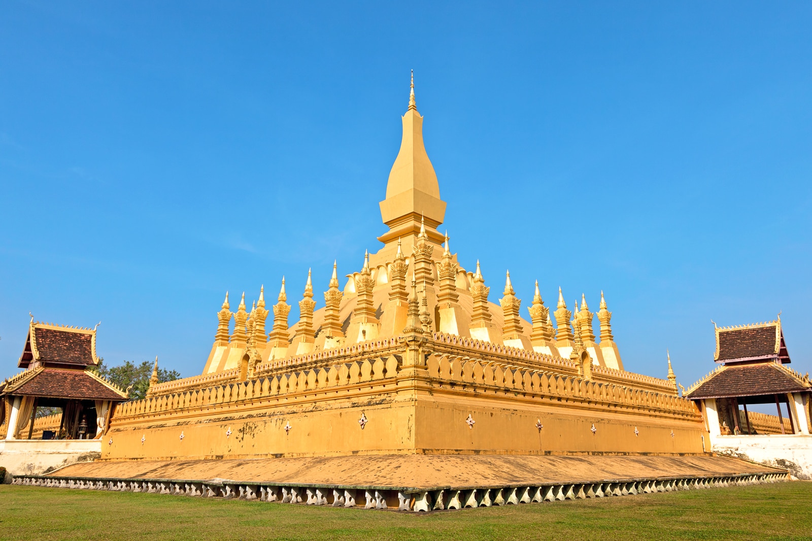 Đây là ngôi chùa được xem như là biểu tượng của đất nước triệu voi, hình ảnh chùa xuất hiện trên tiền và quốc huy của Lào. Chùa That Luang nằm ở thủ đô Viêng Chăn, xây dựng vào năm 1566, được thiết kế mô phỏng hình nậm rượu. Chùa có tòa tháp chính cao 45 mét, hình dáng vươn cao như một mũi tên, chân tháp rộng 90m2. Đỉnh của bảo tháp được phủ 500 kg vàng lá, biểu tượng cho sự huy hoàng của Lào. 