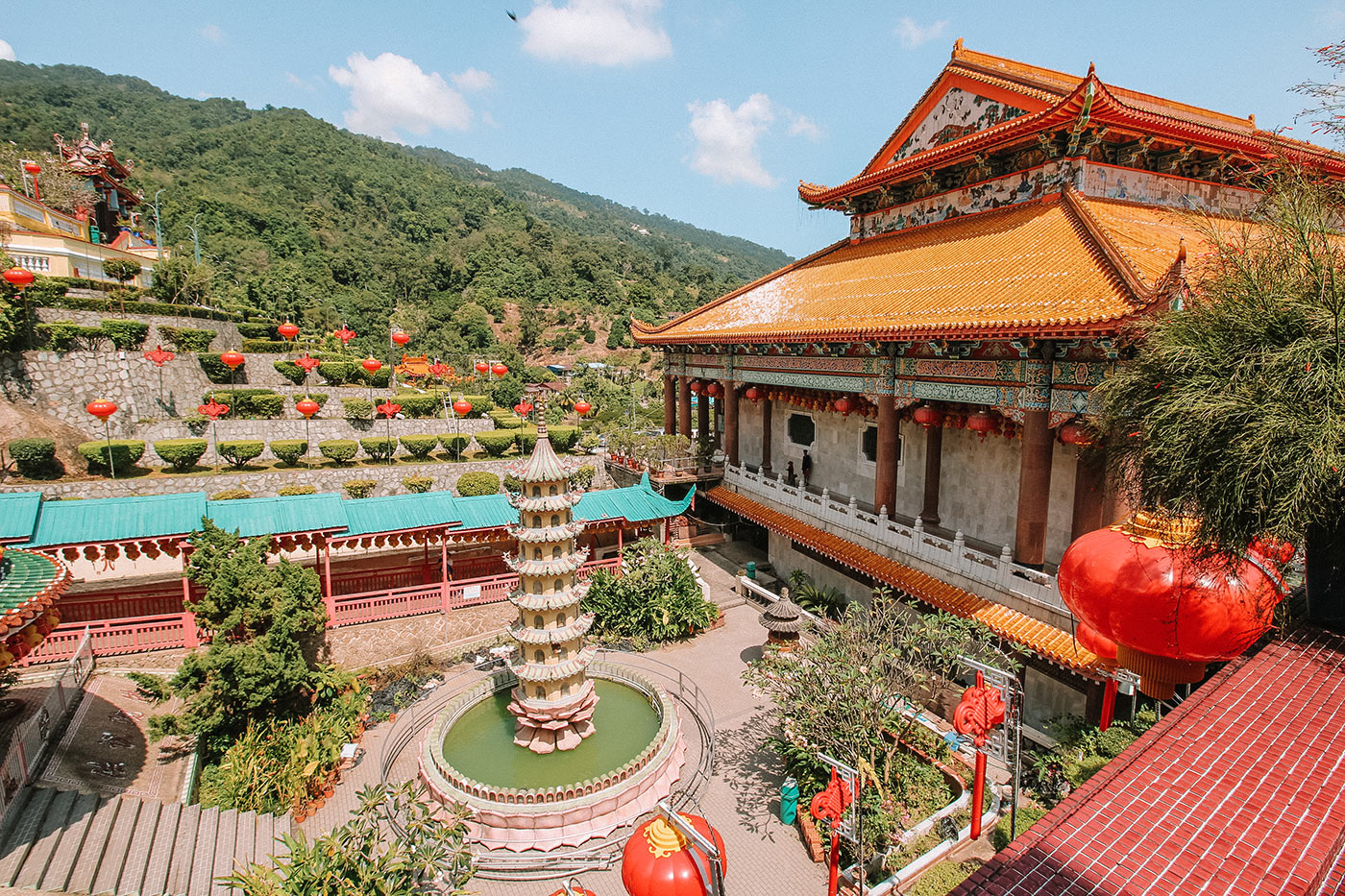 Tọa lạc tại hòn đảo Penang, được biết đến với tên gọi chùa Cực Lạc. Đây là công trỉnh Phật giáo lớn nhất ở Đông Nam Á với kiến trúc kết hợp giữa Thái Lan, Trung Quốc và Myanmar Toàn bộ ngôi chùa có một phần được khắc sâu vào sườn đồi tại Ari Itam, cách đồi Penang khoảng 3km. Khuôn viên chùa rộng 12.000 ha, có nhiều công trình thờ cúng lớn nhỏ, kéo dài từ chân đồi tới đỉnh núi. Trong đó khu điện thờ trung tâm và khu đền thờ ở trên đỉnh núi.