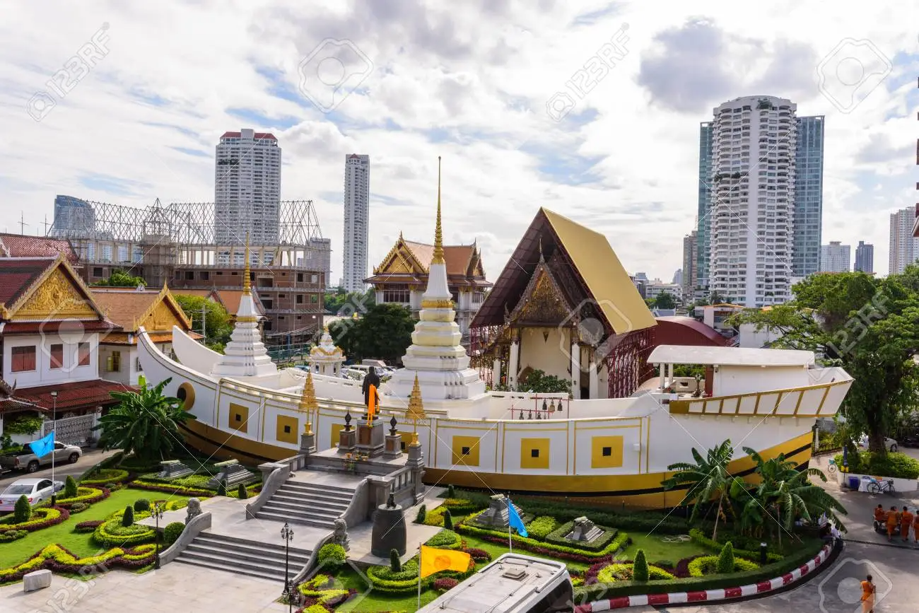Chùa nằm ở thủ đô Bangkok, cạnh dòng sông Chao Phraya thơ mộng. Chùa xây từ thế kỷ thứ 18, thiết kế theo hình dáng của một con thuyền mang hơi hướng Trung Quốc kết hợp với kiến trúc mái Thái cao vút mang đậm phong cách thời Ayutthaya. Thiết kế kiểu con thuyền để ghi nhận công cuộc giao thương hàng hải của Thái với các nước láng giềng. Bên trong chùa được bày trí khá đơn giản, thờ phật và các bình xá lợi. Nhiều người tới chùa để thỉnh xá lợi, nhất là dân kinh doanh. Những viên xá lợi nhỏ thường phát cho du khách còn kích thước lớn hơn thì phải mua. 