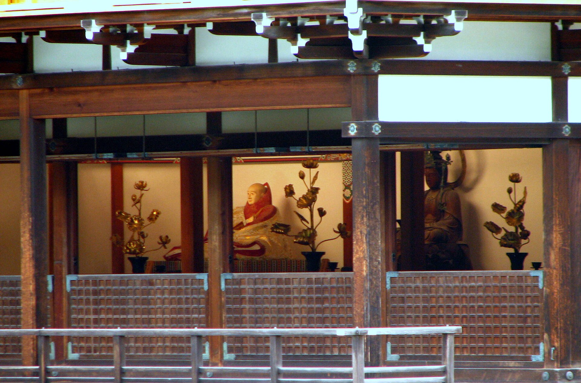 Tầng thứ 2 được xây dựng theo phong cách Bukke thường thấy trong các khu nhà ở của Samurai và bên ngoài được phủ hoàn toàn bằng vàng lá. Ở tầng này có tượng vị Bồ tát Kannon ngồi bao quanh bởi các bức tượng của Tứ đại thiên vương. Tầng trên cùng mang thiết kế của phong cách của thiền viện Trung Quốc, được mạ vàng từ trong ra ngoài. Mái của của chùa Vàng Kyoto có hình kim tự tháp và được bao phủ trong các mảnh gỗ hinoki. Đỉnh mái được trang trí hình phượng hoàng bằng đồng, đây là biểu tượng của sự ưu ái, đức hạnh và hài hòa. 