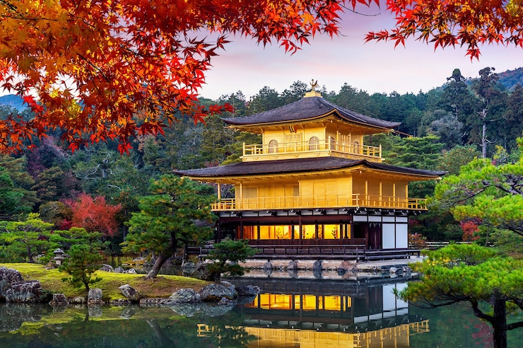 Chùa Kinkaku-ji còn gọi là chùa vàng, nằm ở Kyoto. Kiến trúc chùa mô phỏng văn hóa Kitayama xa hoa của giới quý tộc giàu có ở Kyoto trong thời Yoshimitsu. Mỗi tầng của chùa được thiết kế theo lối kiến trúc khác nhau. Tầng 1 được xây dựng theo phong cách Shinden với các cột gỗ và bức tường thạch cao màu trắng làm nổi bật lớp mạ vàng phía trên. Tượng của Phật Shaka (Đức Phật Thích Ca) và Yoshimitsu được cất giữ ở tầng một. 