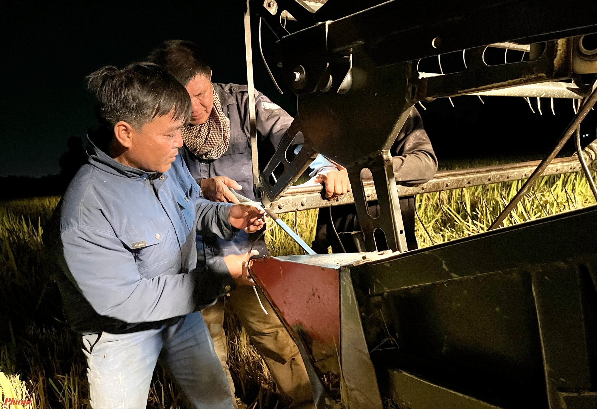 “Buổi ngày mà phơi mình giữa nắng gần 40 độ C này thì không chỉ chủ máy gặt cực mà người dân cũng mệt, thế nên chúng tôi tranh thủ gặt đêm nhiều hơn. Hơn nữa, nếu gặt đêm, nông dân cũng có thêm thời gian ban ngày để làm việc khác, hoặc phơi rơm, lúa…”, ông Phượng nói.