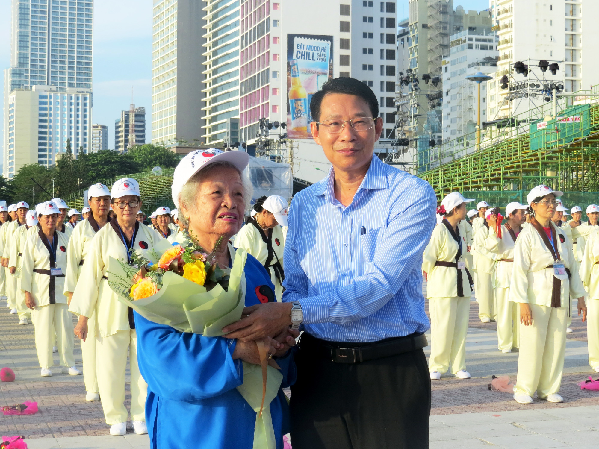 Ông Đinh Văn Thiệu - Phó chủ tịch UBND tỉnh Khánh Hòa tặng hoa chúc mừng các cụ đã hoàn thành buổi đồng diễn thành công tốt đẹp