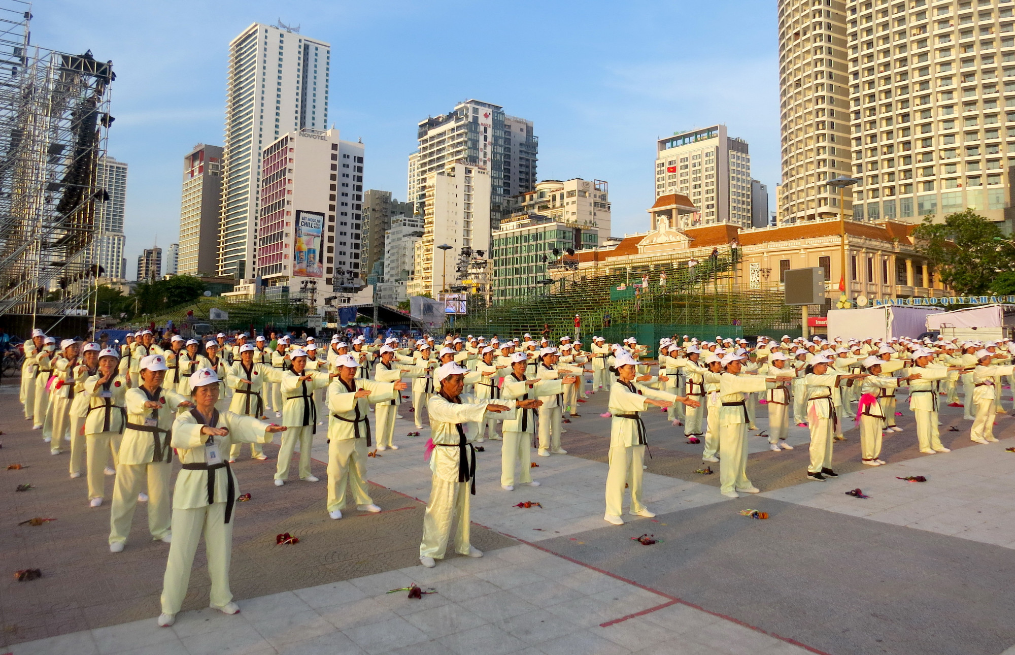 Unesco tỉnh Khánh Hòa cho biết để tham gia đồng diễn, góp phần cho các hoạt động của Festival Biển Nha Trang – Khánh Hòa 2023 đã có nhiều người cao tuổi hăng hái tập luyện. Trong đó có những cụ 70,75, 80, 85 và trên 90 tuổi cũng không ngại khó khăn để tập luyện.