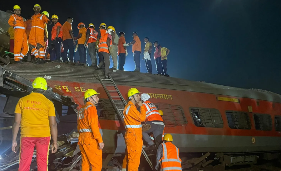 Một nhân chứng khác tham gia vào các hoạt động cứu hộ cho biết tiếng la hét và than vãn của những người bị thương và thân nhân của những người thiệt mạng thật kinh khủng và đau lòng”.