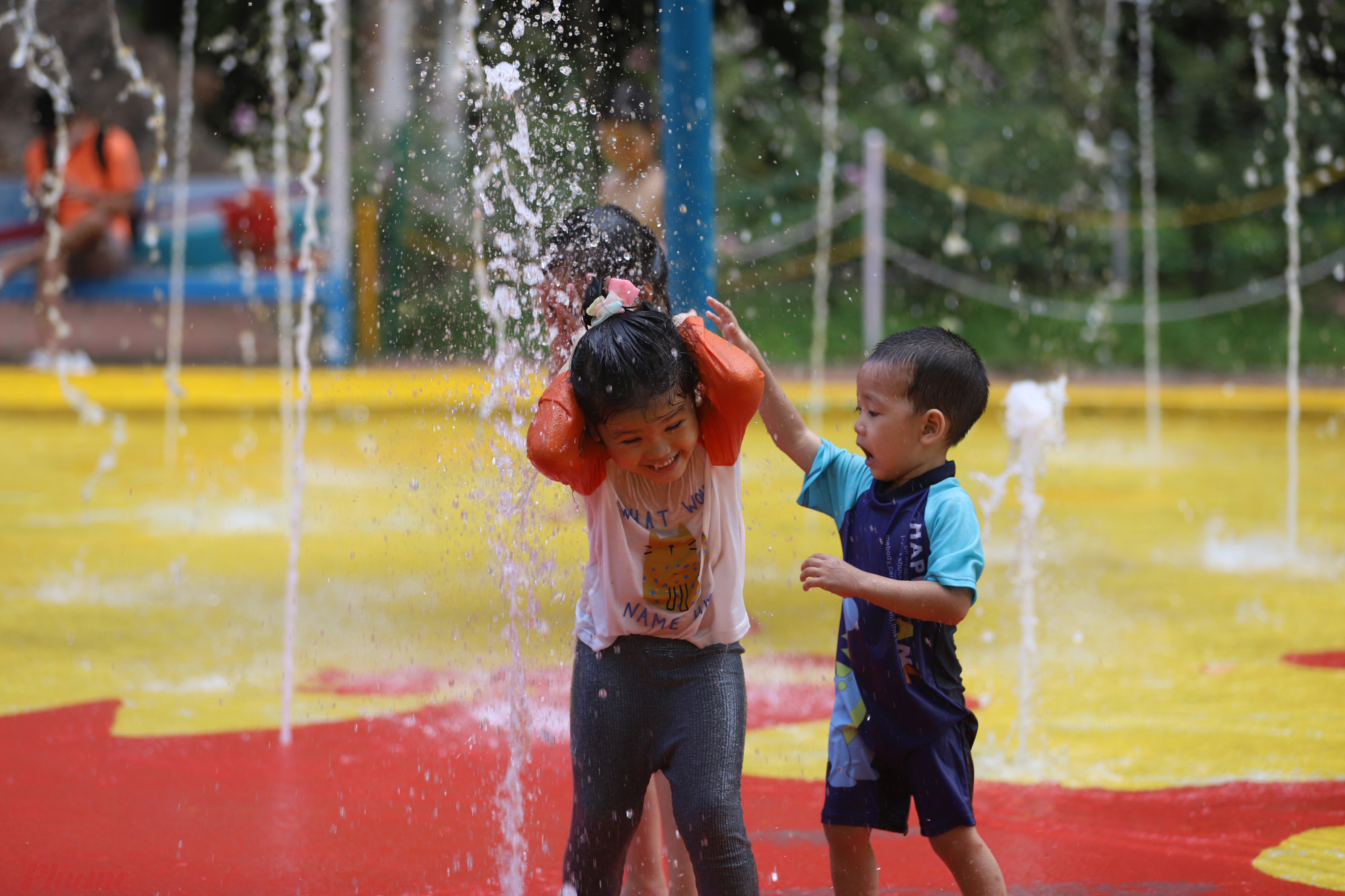 Thời tiết khá nóng, nhiều em nhỏ lựa chọn vui chơi tại khu vực công viên nước.