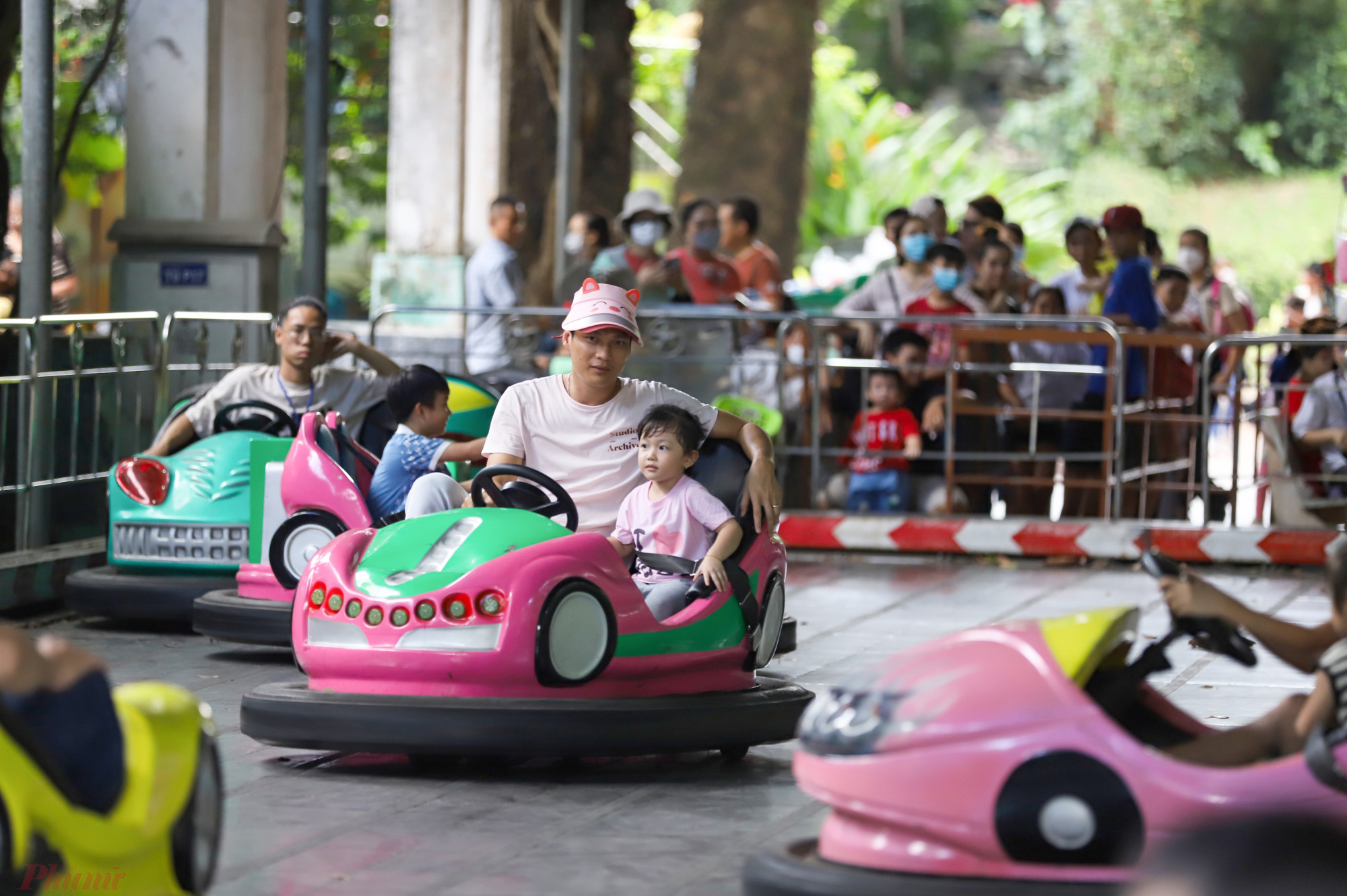 Khu trò chơi xe điện đụng đông đúc phụ huynh và các em nhỏ, nhiều người xếp hàng chờ tới lượt.