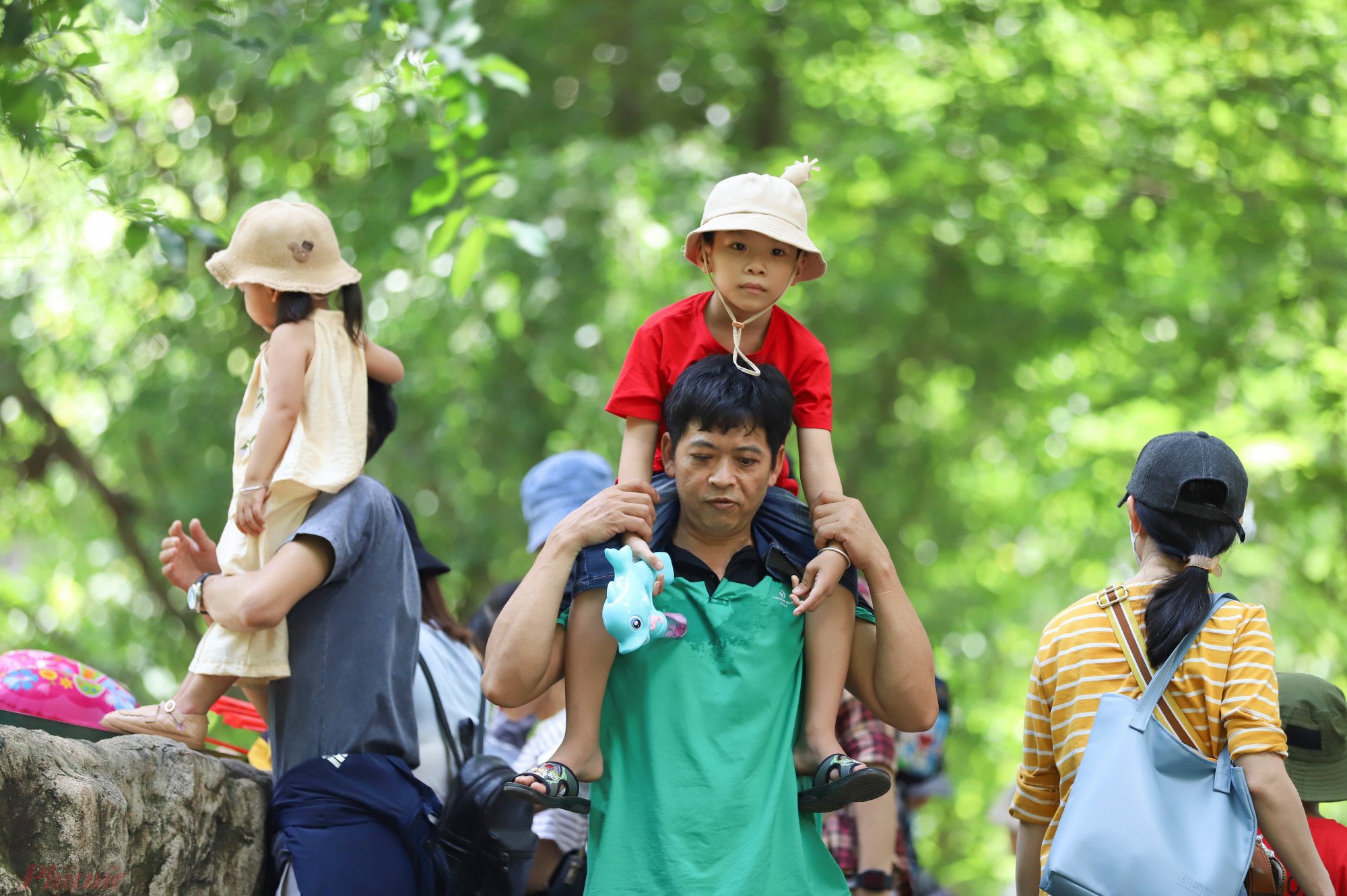 Theo ghi nhận của phóng viên báo Phụ Nữ TPHCM, ngày 3/6, hàng nghìn lượt khách đổ về Thảo Cầm Viên để vui chơi