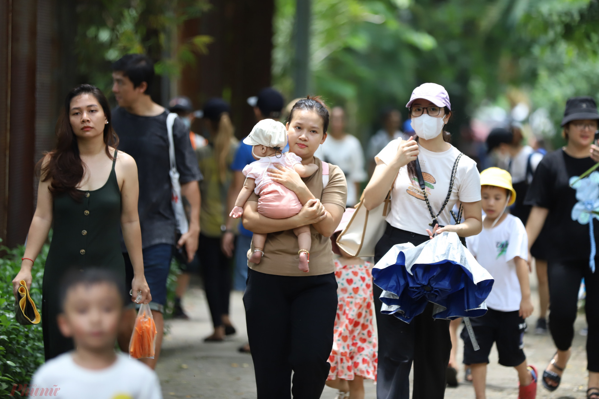 Theo ghi nhận của phóng viên báo Phụ Nữ TPHCM, ngày 3/6, hàng nghìn lượt khách đổ về Thảo Cầm Viên để vui chơi. 