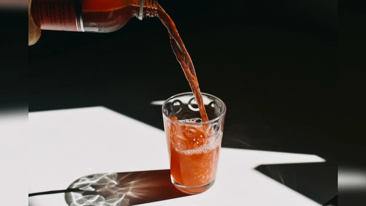 Kombucha nguyên chất hoặc có hương vị có thể dùng làm nền cho mocktail hoặc cocktail. Kombucha chứa một lượng nhỏ cồn, không quá 0,5% trong các nhãn hiệu đóng chai thương mại. Kombucha cứng có nhiều cồn hơn, tương tự như rượu táo hoặc rượu mạnh. Thật dễ dàng để tự làm kombucha tại nhà. Tất cả những gì bạn cần là trà đen đã pha, đường, một chai kombucha nguyên chất để làm chất lỏng khởi động và một vài tuần để làm cho nó hoạt động. Nếu bạn đang tìm kiếm một dự án mùa hè, bạn sẽ sớm đắm mình trong thức uống lên men có hương vị thơm ngon của riêng mình.