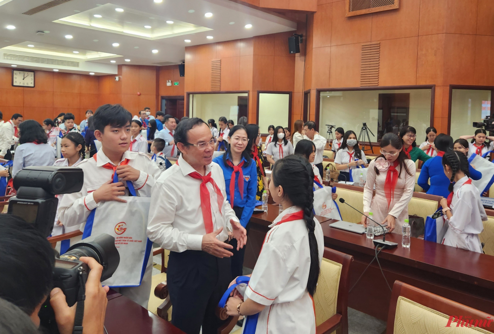 Bí thư Thành ủy Nguyễn Văn Nên tặng quà, trao đổi với thiếu nhi