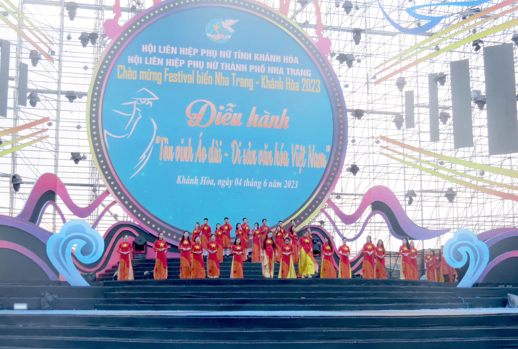 Sáng 4/6, tại Tp.Nha Trang, Hội Liên hiệp Phụ nữ tỉnh Khánh Hòa tổ chức diễu hành “Tôn vinh áo dài – di sản văn hóa Việt Nam”. Đây là một hoạt động trong chương trình Festival Biển Nha Trang – Khánh Hòa 2023