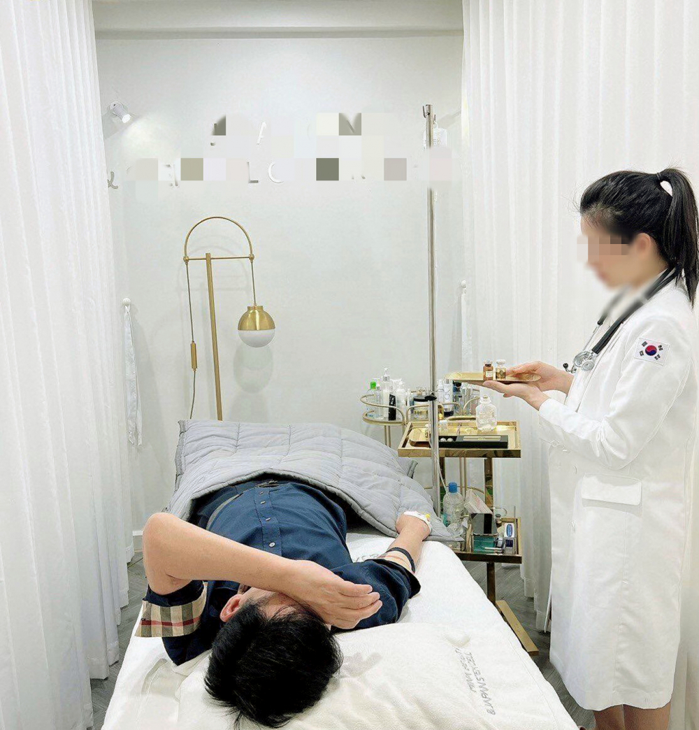 Một spa quảng cáo việc truyền tế bào gốc làm đẹp cho một người đàn ông trên mạng xã hội