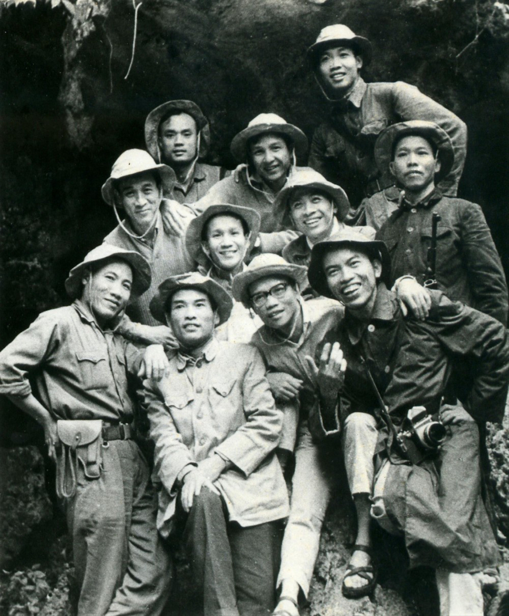 Nhà văn Trình Quang Phú (bìa phải, đeo máy ảnh) cùng nhóm cán bộ Báo Tiền Phong chuẩn bị vào chiến trường năm 1968 - ẢNH: NHÂN VẬT CUNG CẤP