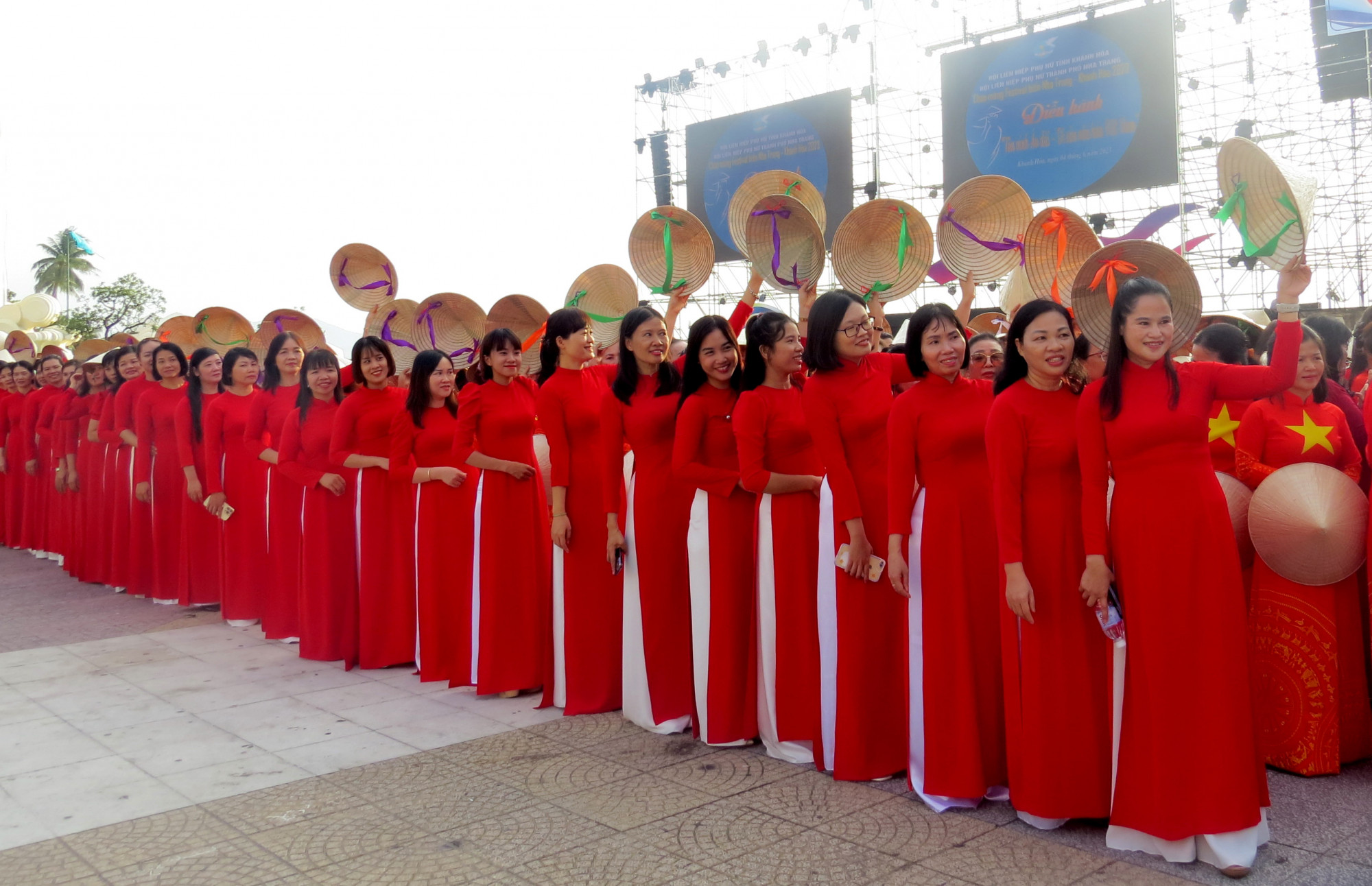 áo dài truyền thống của người Việt là thương hiệu độc đáo, ấn tượng, là “chiếc áo nhiệm màu” góp phần quan trọng cho các hoạt động quảng bá hình ảnh Việt Nam ra thế giới